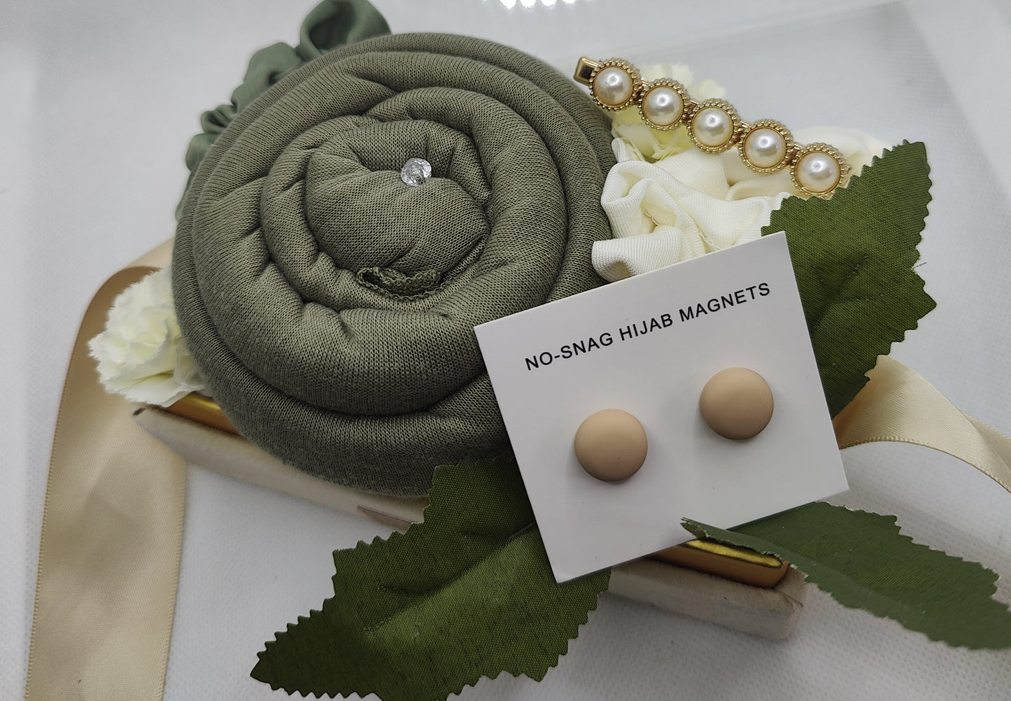 Clear Lid Velvet Hijab Gift Box with Scented Flowers